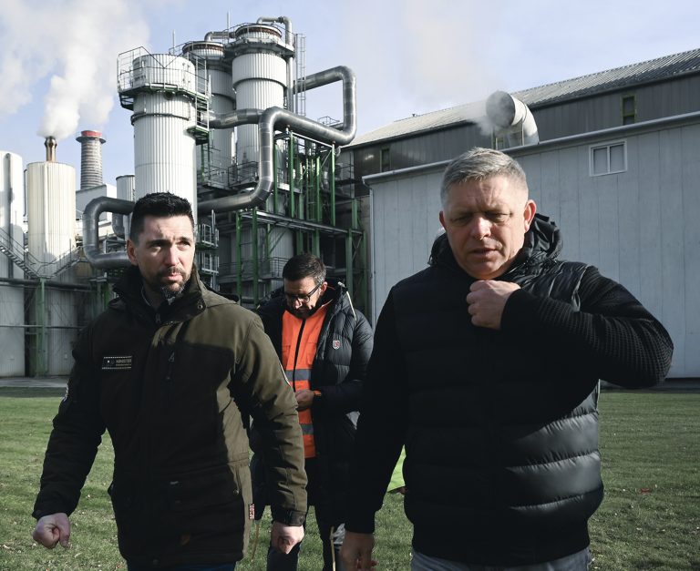 Robert Fico a Richard Takáč na návšteve v cukrovare v Trenčianskej Telpej v roku 2024. Foto: Radovan Stoklasa/TASR