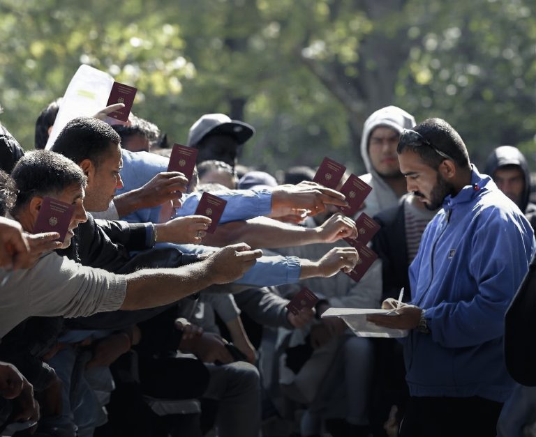 Migranten an einer deutschen Grenze. Foto: Mehmet Kaman/Anadolu via Getty Images