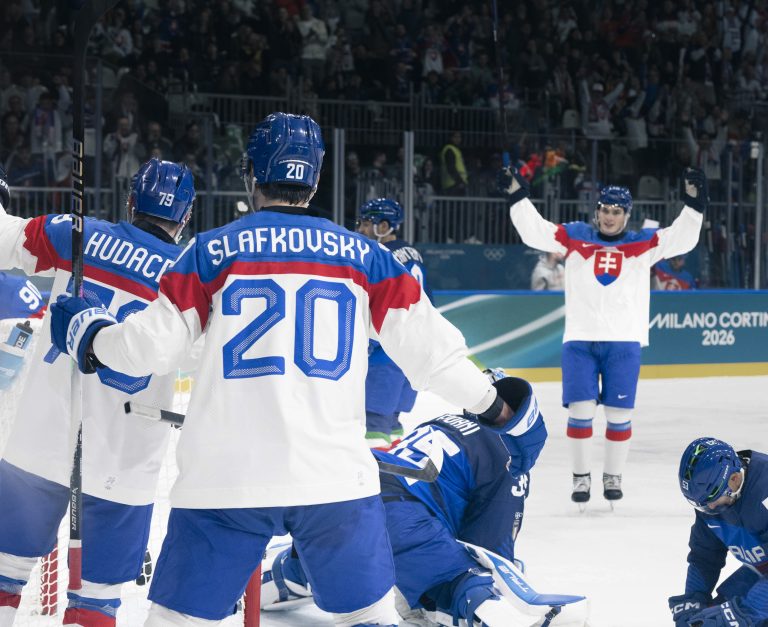 Slovenskí hokejisti sa tešia z gólu. Foto: Stefan Guidi/Getty Images