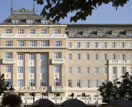Firma ovládajúca hotel Carlton sa napriek otvoreným súdnym sporom presunula do Prahy