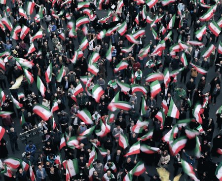 Vojna s Iránom nebude „nekonečná“, znie z USA. Izrael hovorí o podmienkach na zmenu režimu