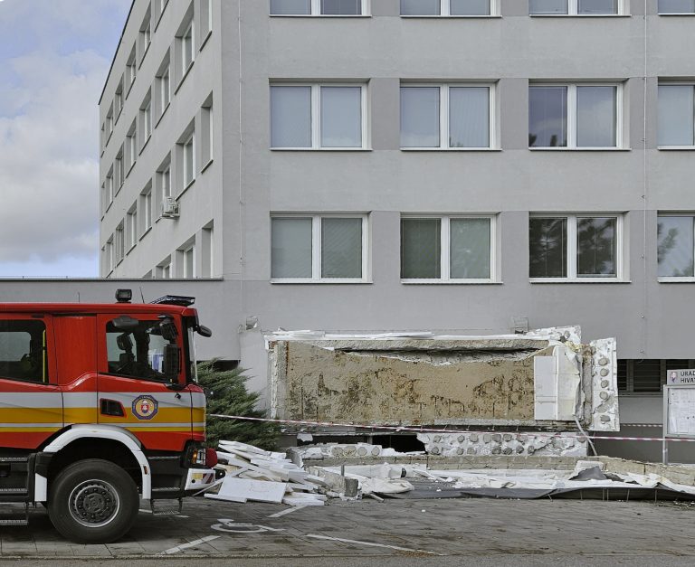 Z budovy Klientskeho centra na Záhradníckej ulici v Komárne spadla časť strechy. Foto: Milan Drozd/TASR