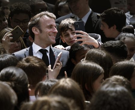 Tikajú vám biologické hodiny, upozornil ženy Macron. Ako Francúzi bojujú s demografiou