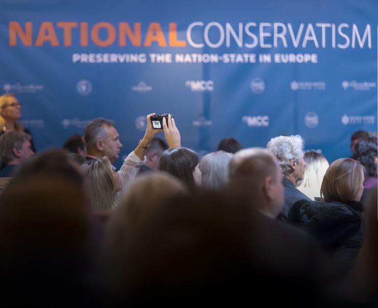 Ein Zuschauer macht am Eröffnungstag der National Conservatism Conference im April 2024 in Brüssel ein Foto. Foto: Balázs Orbán / X