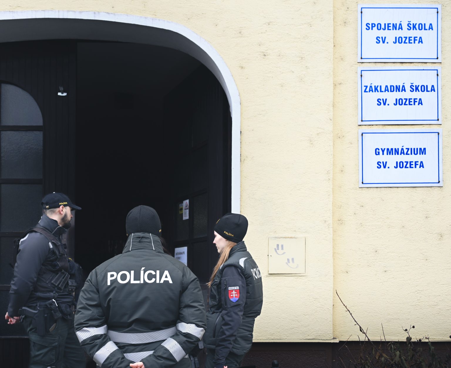 Policajti stoja po streľbe pred Spojenou školou sv. Jozefa v Novom Meste nad Váhom. Foto: Martin Medňanský/TASR