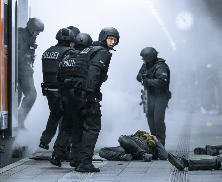 Gewalt an deutschen Bahnhöfen rückt zunehmend in den Fokus. Foto: Jens Büttner/picture alliance via Getty Images.