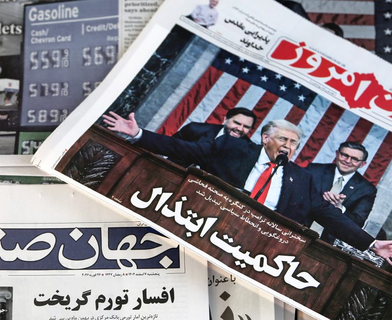 Teheránske noviny venujú veľký priestor vyjadreniam amerického prezidenta Donalda Trumpa o Iráne v Kongrese. Foto: Fatemeh Bahrami/Anadolu via Getty Images