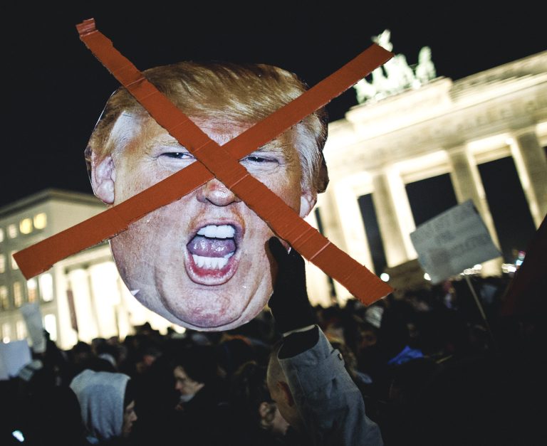 Trump-Kritiker versammeln sich in Berlin. Foto:  Carsten Koall/Getty Images