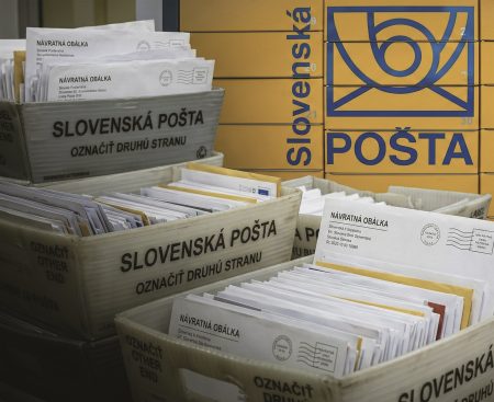 Koalícia zruší voľbu poštou zo zahraničia. Môže to mať mobilizačný efekt, hovorí sociológ
