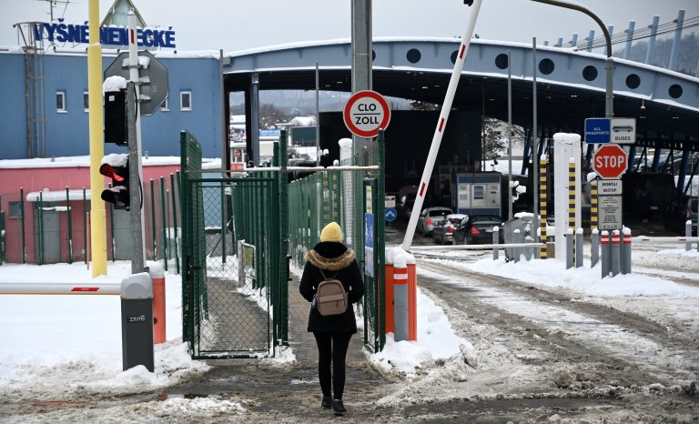 Muž chcel v dodávke bez povolenia previesť cez hranice strelivo. Skončil v cele