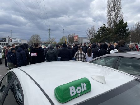 Vodiči Boltu požadujú zmenu podmienok. Časť z nich protestovala, iní na tom zarobili