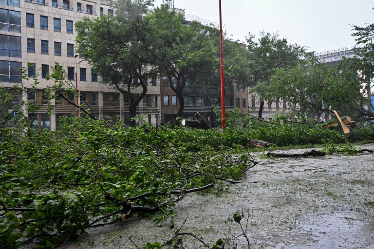 Vietor komplikuje dopravu, rizikové oblasti sú po celom Slovensku