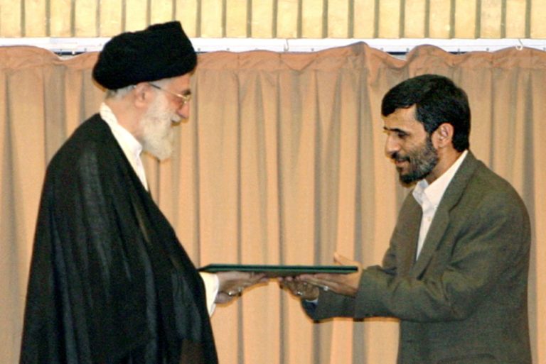 Pri útoku na Teherán zomrel bývalý iránsky prezident Ahmadínežád