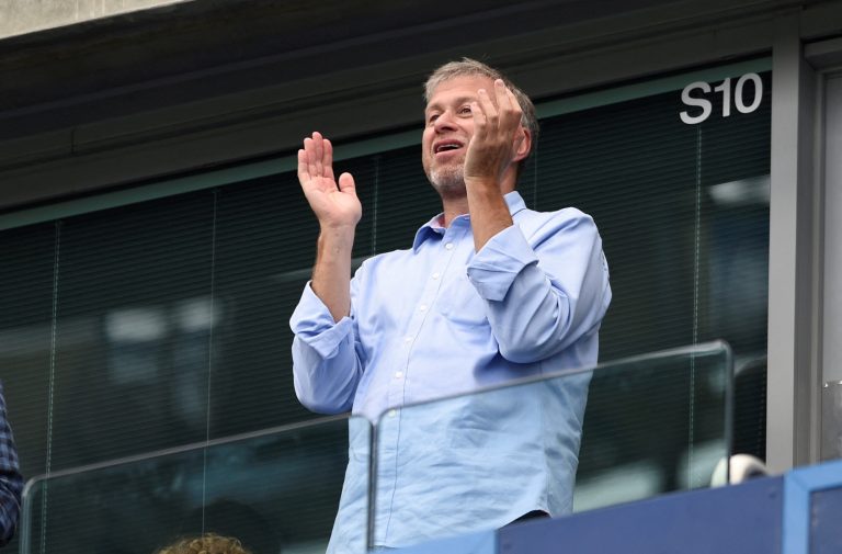 Británia hrozí Abramovičovi súdom, miliardy pre Ukrajinu stále viaznu