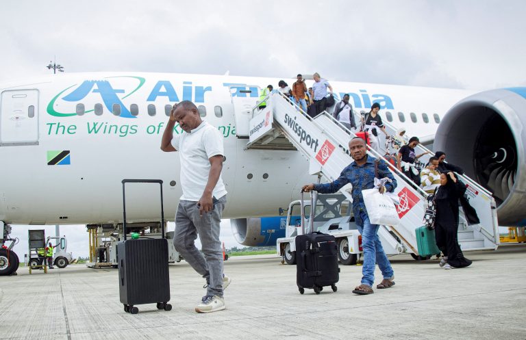 Menej lietajte, robte z domu, ceny energií prudko rastú, radí IEA