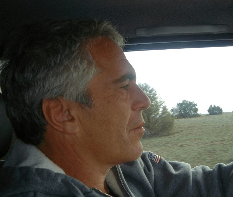 FBI: Po Epsteinovej smrti ničili dokumenty a dôkazy vo väznici