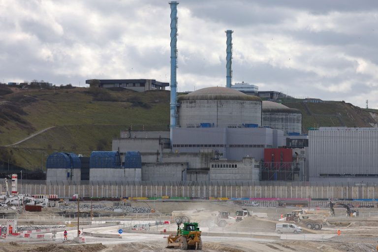 EÚ preveruje jadrový plán Francúzska, Paríž verí v rýchly postup