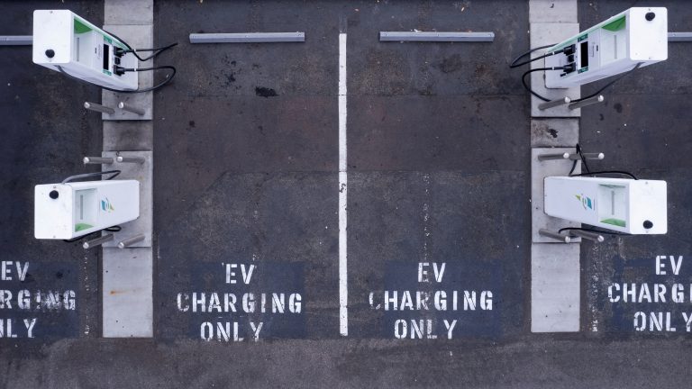 Nemecko podporí nabíjanie elektromobilov priamo pri bytoch