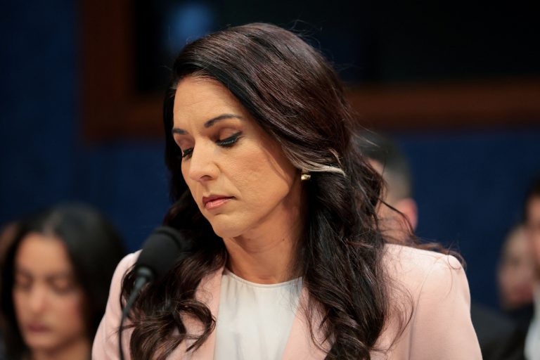 Tulsi Gabbardová, riaditeľka Národného spravodajstva, preskúmava biolaby financované USA.
