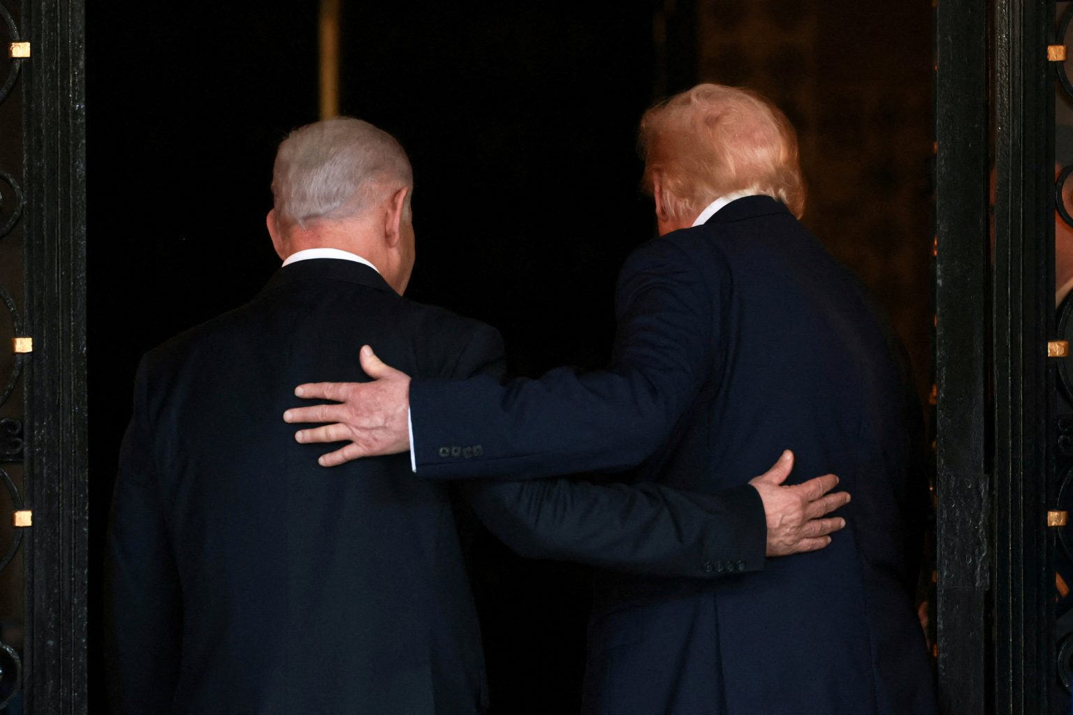 Benjamin Netanyahu backs Donald Trump’s two-week pause in strikes linked to the reopening of the Strait of Hormuz, while excluding Lebanon from the ceasefire. Photo: Jonathan Ernst/Reuters