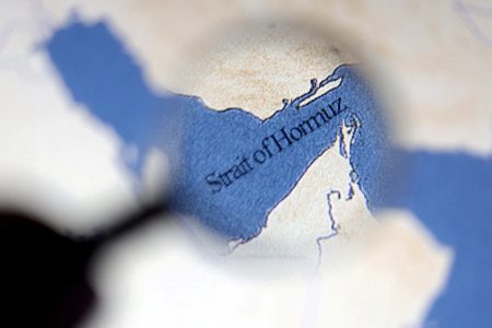 Irán: Hormuzský prieliv je otvorený, no nie pre lode nepriateľov