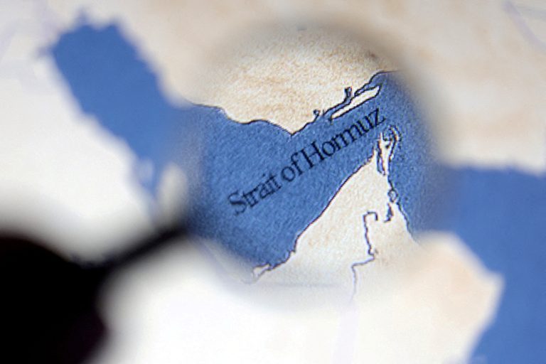 Irán: Hormuzský prieliv je otvorený, no nie pre lode nepriateľov