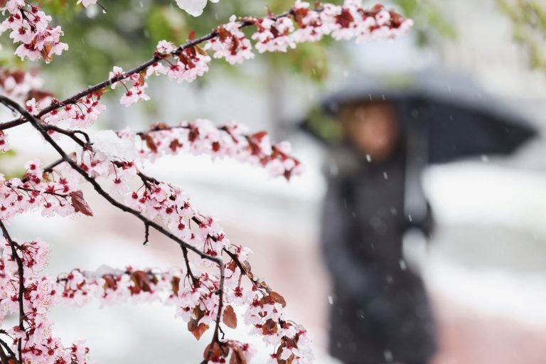 Dážď a sneh paralyzujú Bosnu, tisíce ľudí sú bez elektriny