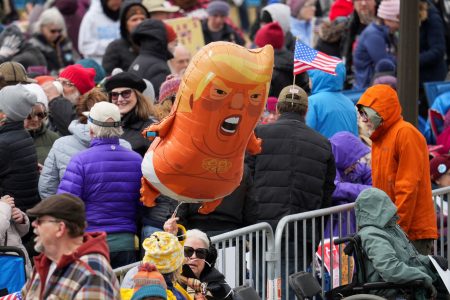 Trumpova popularita klesá, ulice zaplnili tisíce nespokojných