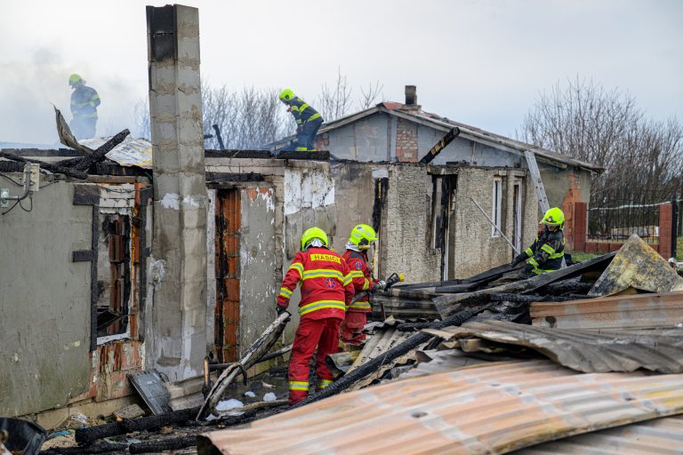 Pri požiari v Mirkovciach zomrelo jedno dieťa, dve sú v kritickom stave
