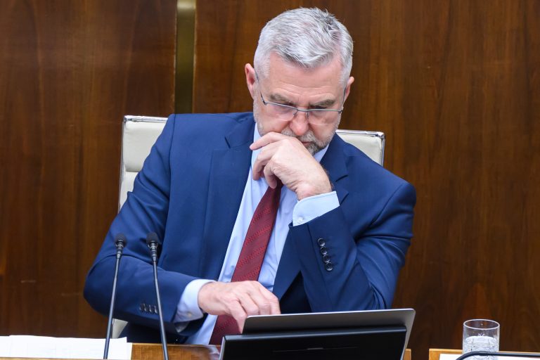 Poslanci o návrhu na odvolanie Gašpara nerokovali