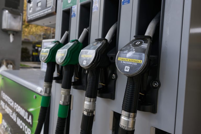 Vláda zrušila zákaz vývozu nafty mimo územia Slovenska