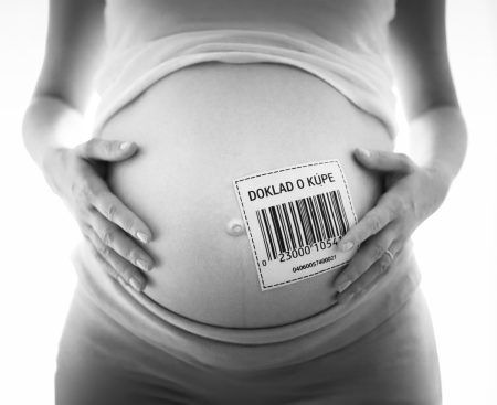 Surogátne materstvo: balansovanie na hrane práv a biznisu