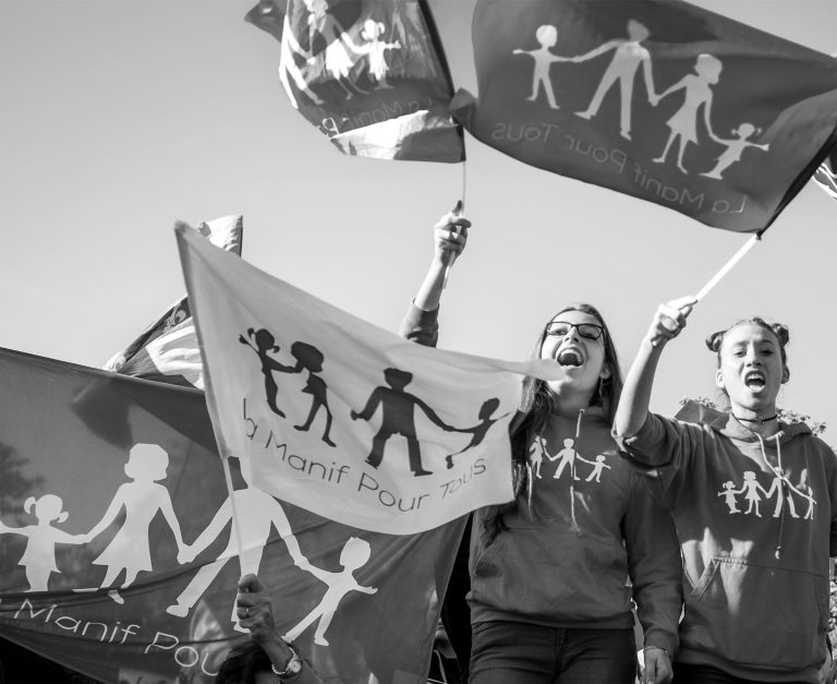 Prívrženci francúzskej konzervatívnej aktivistickej skupiny La Manif pour Tous protestuje proti návrhu zákona o bioetike týkajúceho sa medicínsky asistovanej reprodukcie (PMA) a surogátneho materstva (GPA). Foto: Michael Bunel/NurPhoto via Getty Images 