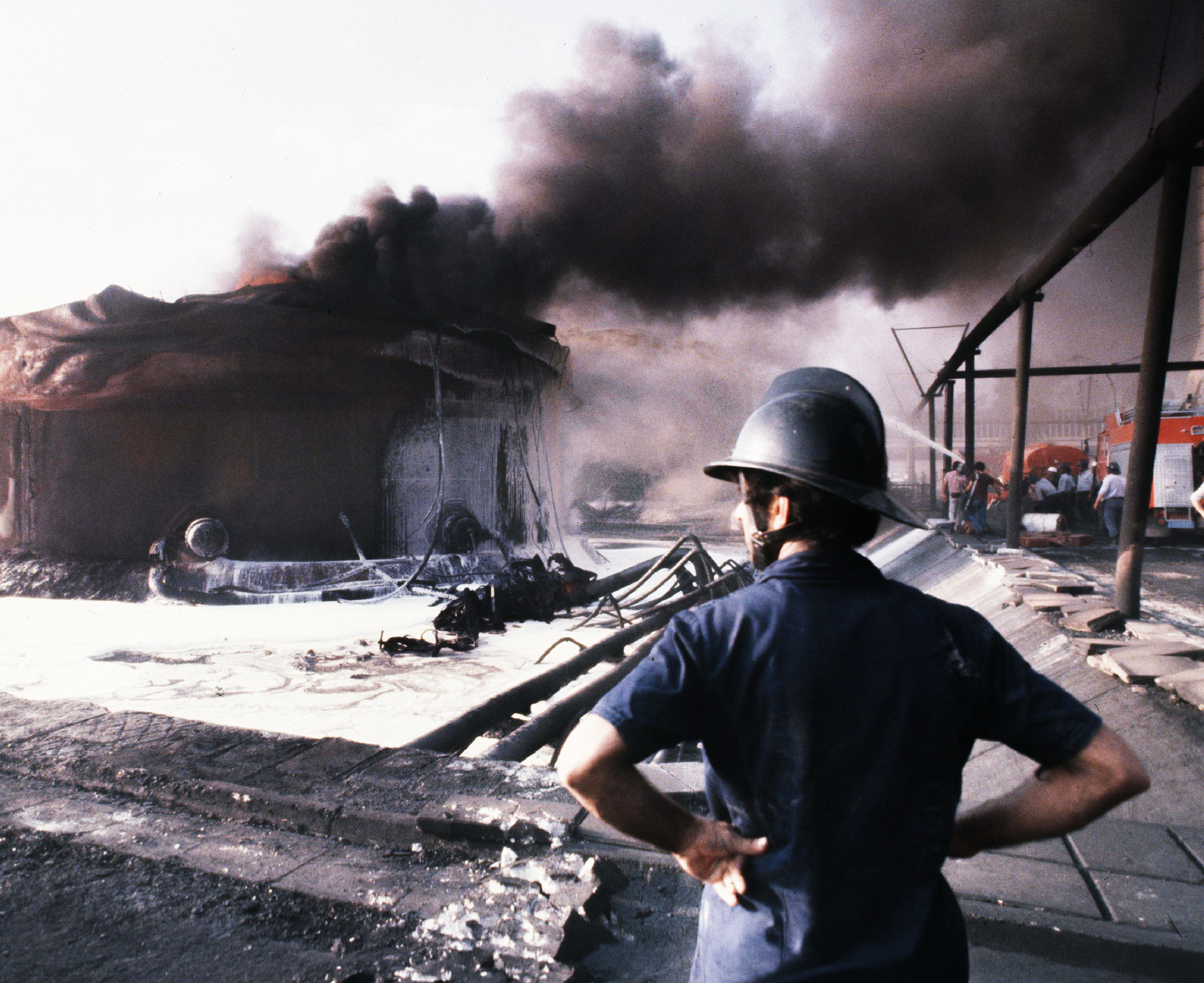 Oil trades on screens as flows collapse at sea