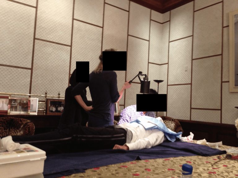 Nedatovaná fotografia z archívu ministerstva spravodlivosti z Epsteinových spisov, ktorá zrejme zachytáva lekársky zákrok vykonávaný v jedálni Jeffreyho Epsteina. Foto: Department of Justice via New York Times