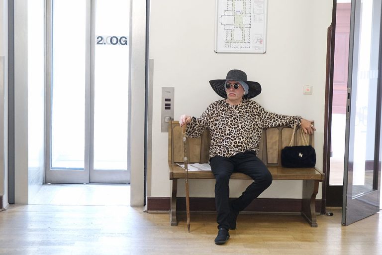 Do väzenia nenastúpil, zmenil si pohlavie. Hľadaného Nemca zadržali v Česku