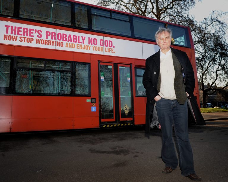 Profesor Richard Dawkins vedľa autobusu s ateistickým nápisom v Kensingtonských záhradách v Londýne. Foto: Anthony Devlin/Getty Images
