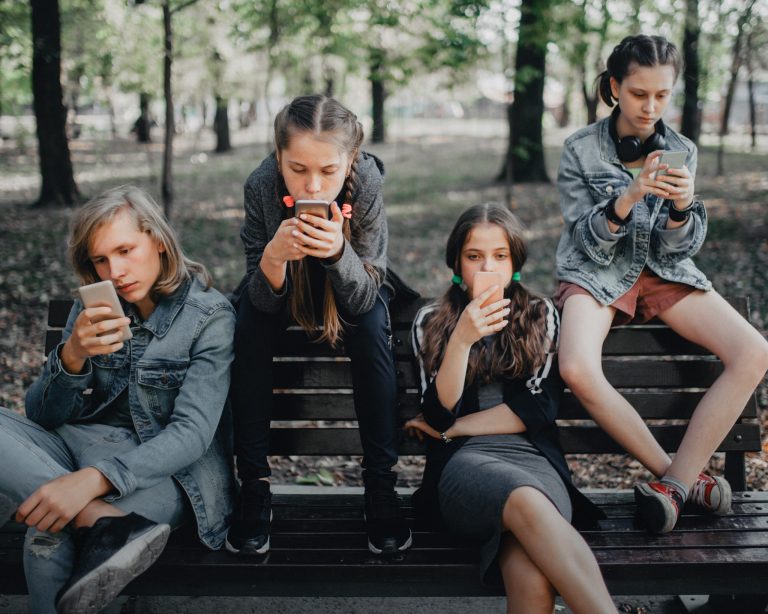 Age verification technologies are becoming cheaper and more precise, allowing platforms to estimate users’ age through behavioural data, facial analysis or automated checks of identity documents. Photo: 3photo/Getty Images