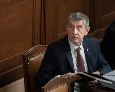 Českí poslanci schválili rozpočet s deficitom 310 miliárd korún