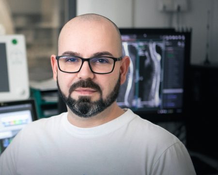 Úzky tunel a hluk ako pneumatické kladivo. Prečo sa ľudia boja magnetickej rezonancie