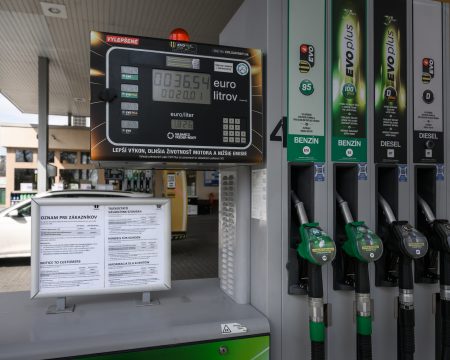 Na Slovensku platia dve ceny nafty. Do nevýhody sa dostali aj ukrajinské autá