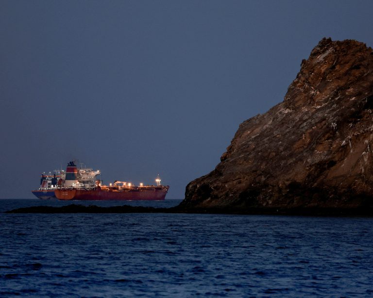 Tanker Callisto kotví v Hormuzskom prielive, kde je premávka obmedzená. Foto: Benoit Tessier/Reuters