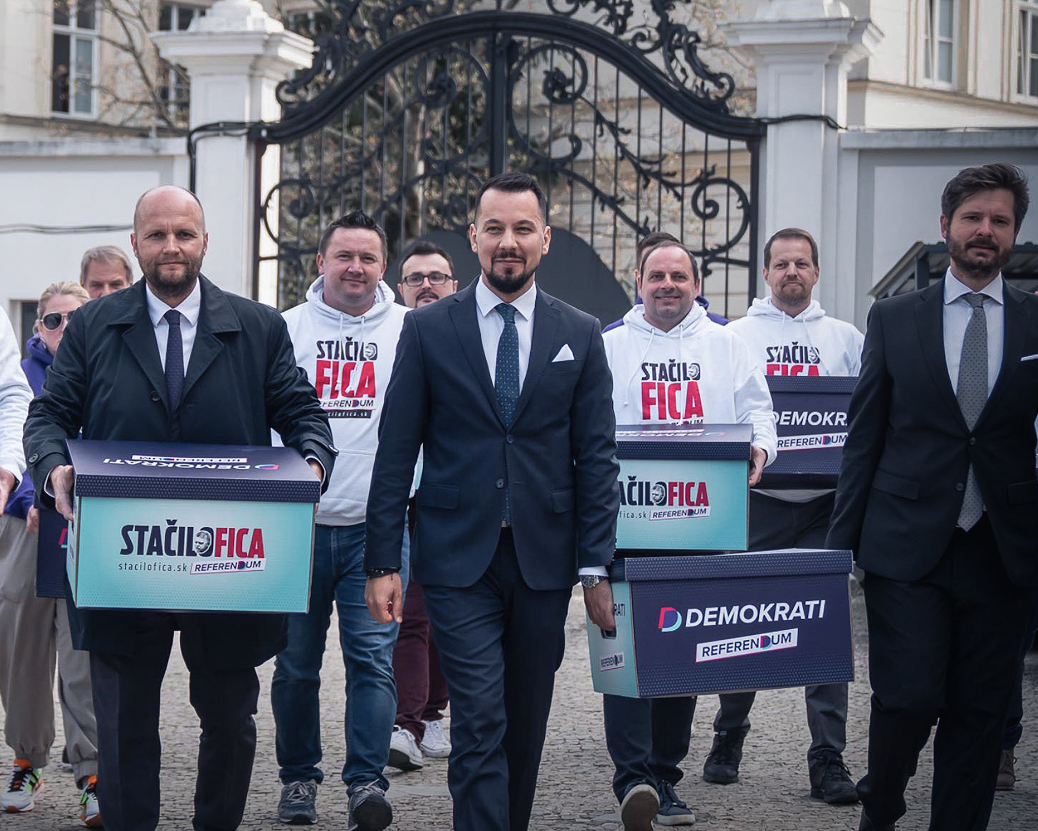 Procházka: Prezident by mal referendum bezodkladne vyhlásiť alebo sa obrátiť na súd