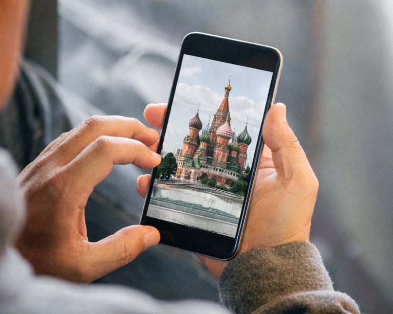 Kremlin on smartphone. Photo: BongkarnThanyakij/Getty Images, Ulf Mauder/picture alliance/Getty Images