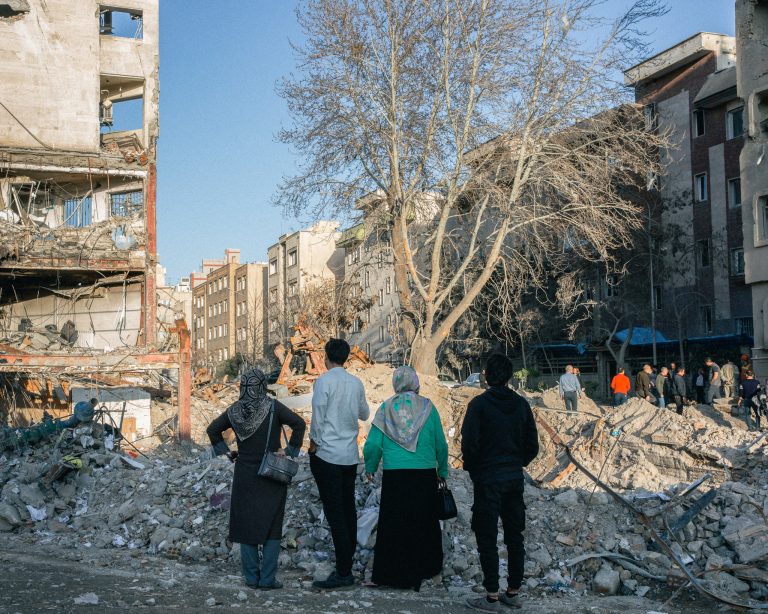 Ľudia kráčajú ruinami po bombardovaní Teheránu. Foto: Arash Khamooshi/New York Times