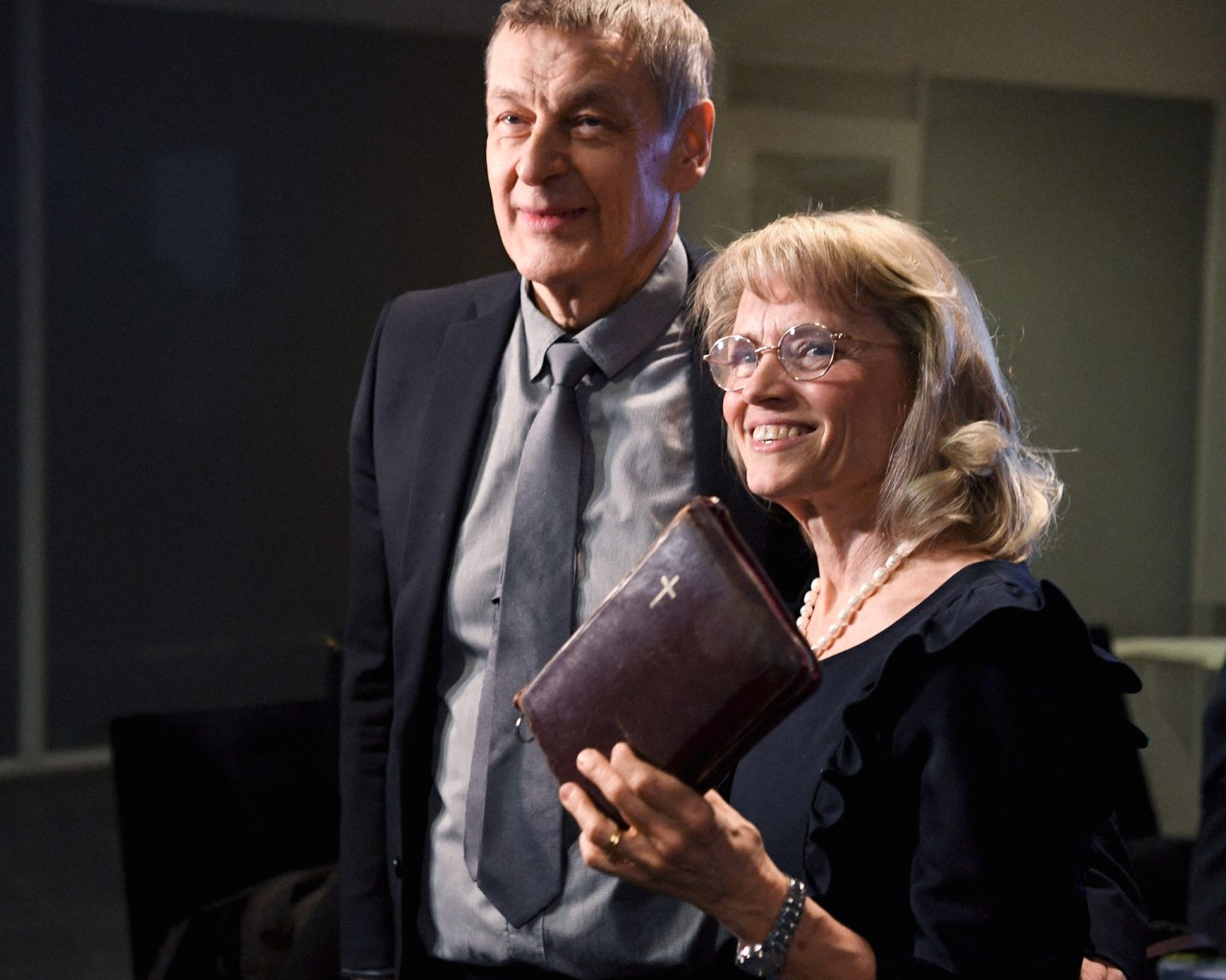 Paivi Rasanen holds a bible as she arrives with her husband Niilo Rasanen to attend a court session. Photo: Antti Aimo-Koivisto/Lehtikuva/AFP/Profimedia