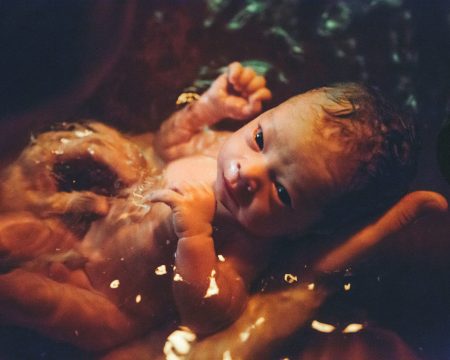 Už sa nerodí len „na koze“ s nohami hore. Pôrodnice sa otvárajú inovatívnym metódam