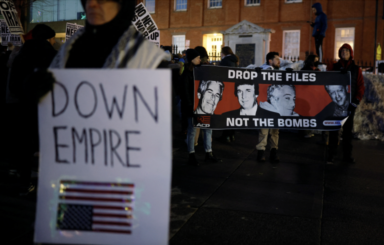 Trump mi rozprával o „skvelých časoch“ s Epsteinom, tvrdí Clinton