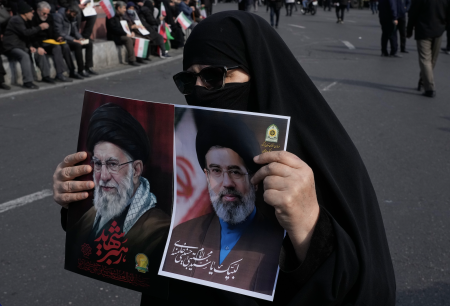 Tisíce ľudí v Teheráne oslavujú nového vodcu, gratuloval mu aj Putin