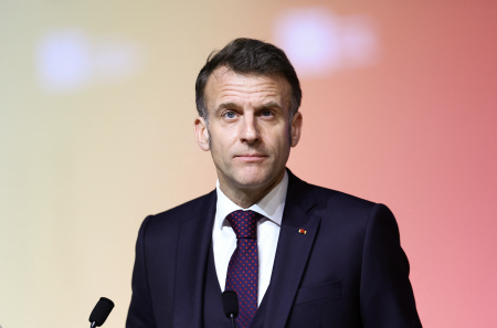 Aktivisti z Greenpeace prerušili vystúpenie Macrona na samite